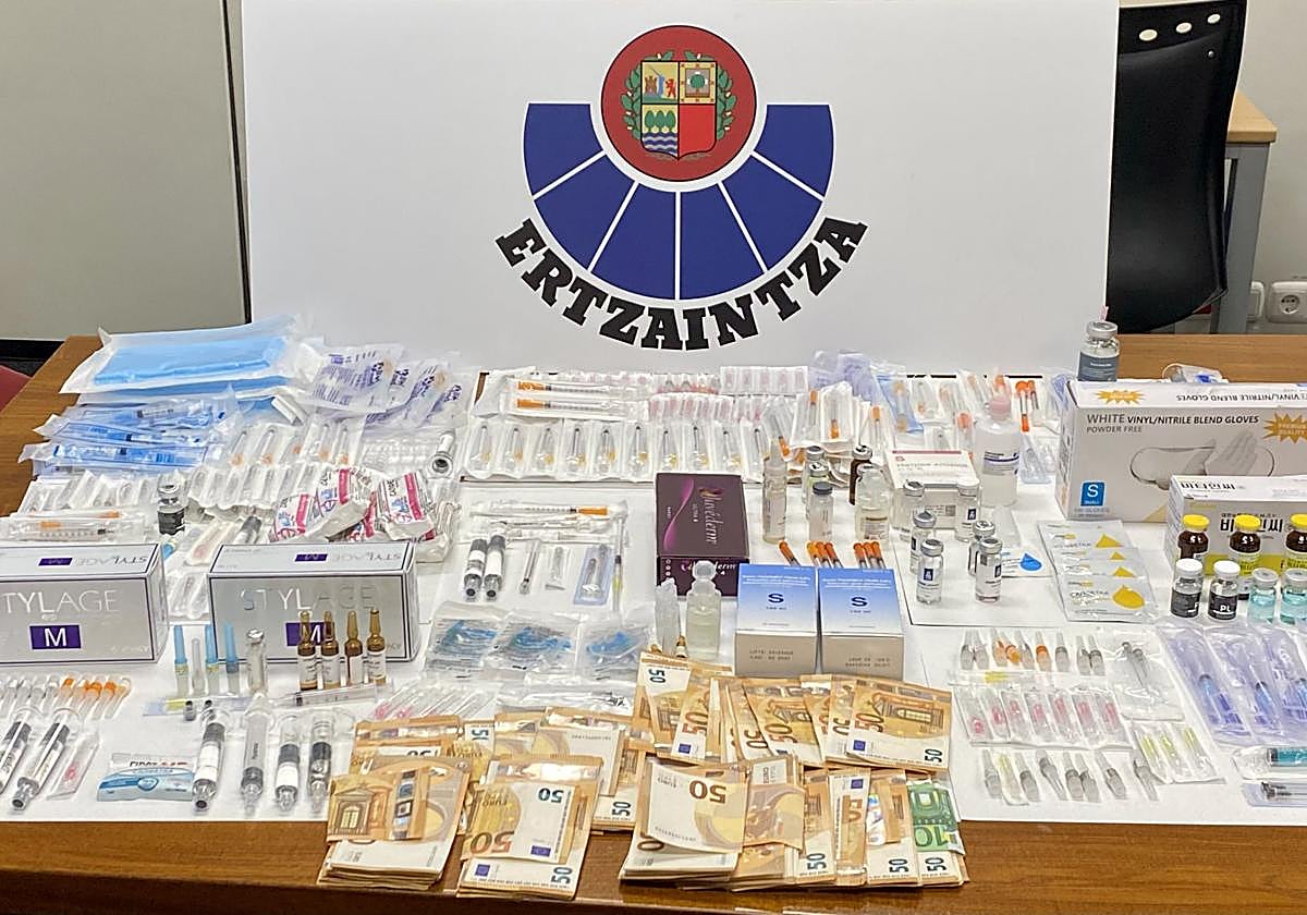 Material y dinero intervenidos a las dos mujeres detenidas.