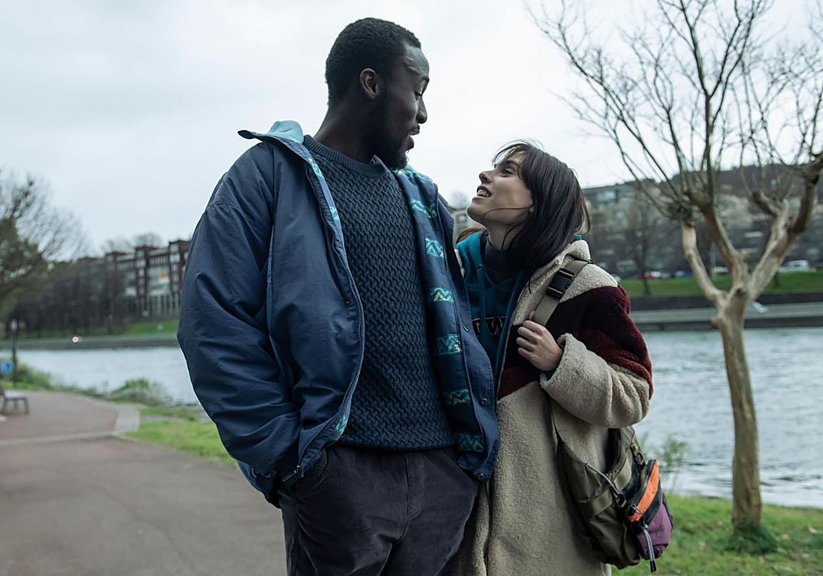 Diaby y Laspiur, protagonistas de la película, en una escena de 'La isla de los faisanes'