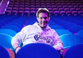 El cómico Juan Dávila, en el auditorio del Kursaal, antes del primero de los tres pases de 'El palacio del pecado' que ofrece este fin de semana y a los que acudirán más de 5.000 personas.