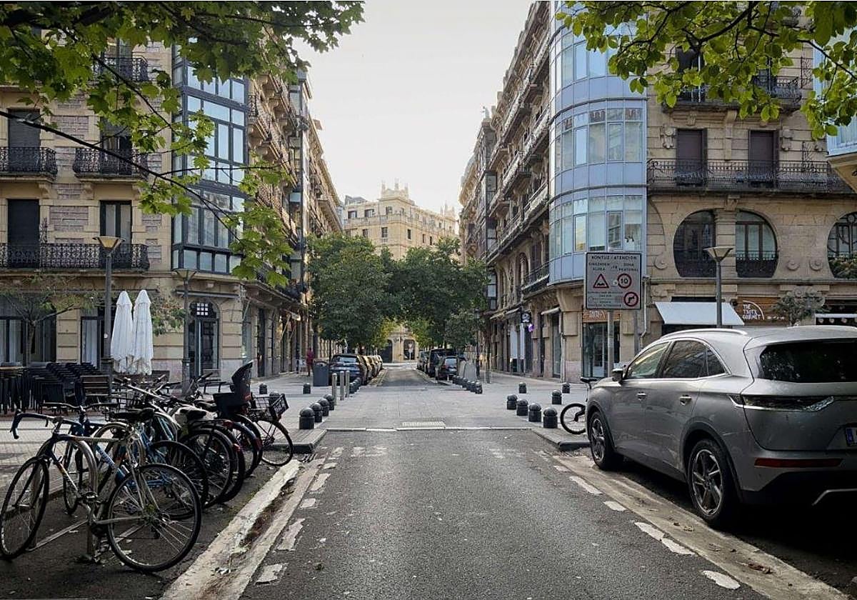 Una vista de la calle Larramendi, donde se produjo la agresión a una agente de Movilidad.