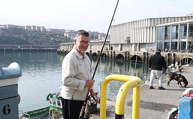 Imanol Simón monta su caña antes de pescar en San Pedro.