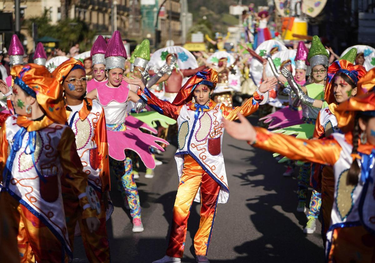 La comparsa Alegría de Alza animó las calles con trajes de lápices de colores y paletas, entre otros