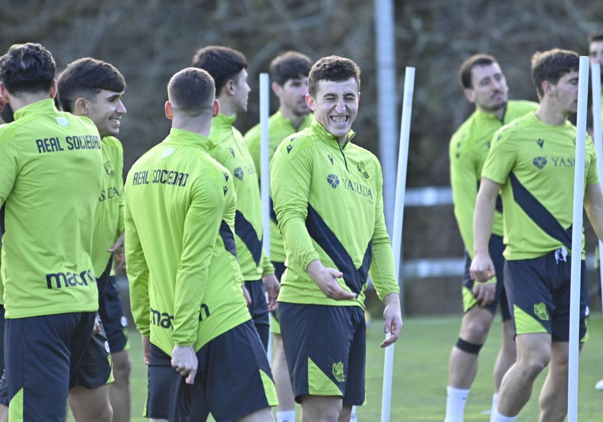 Mariezkurrena sonríe en el entrenamiento de ayer en Zubieta, con Zubimendi, Sergio Gómez y Marín a su espalda.