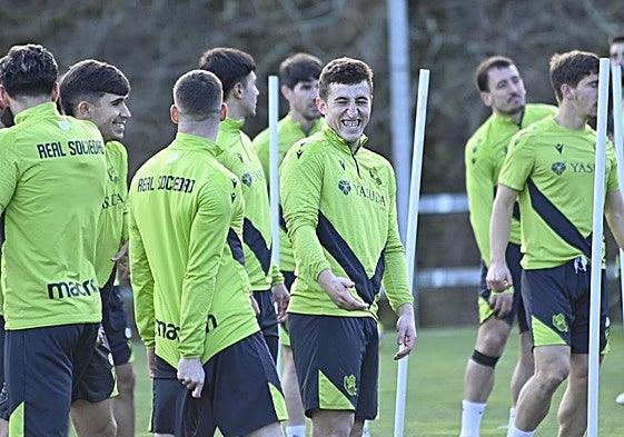 Mariezkurrena sonríe en el entrenamiento de ayer en Zubieta, con Zubimendi, Sergio Gómez y Marín a su espalda.