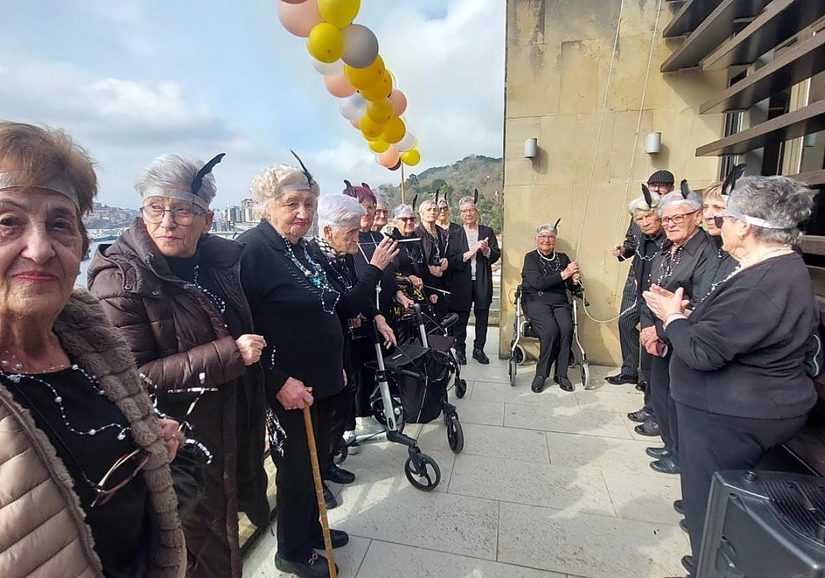 Loli García, al fondo de la imagen, izó la bandera de los jubilados sanjuandarras rodeada del resto de usuarios del centro de día.