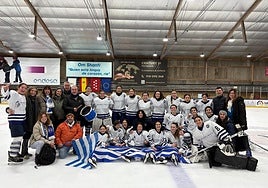 Las jugadoras, entrenadora y acompañantes, ayer al finalizar el primer partido en Majadahonda.