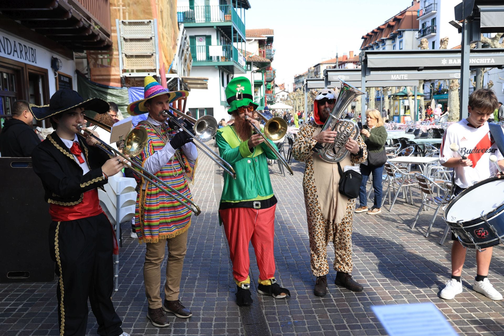 Cuadrillas y familias disfrutan de los Carnavales en Hondarribia