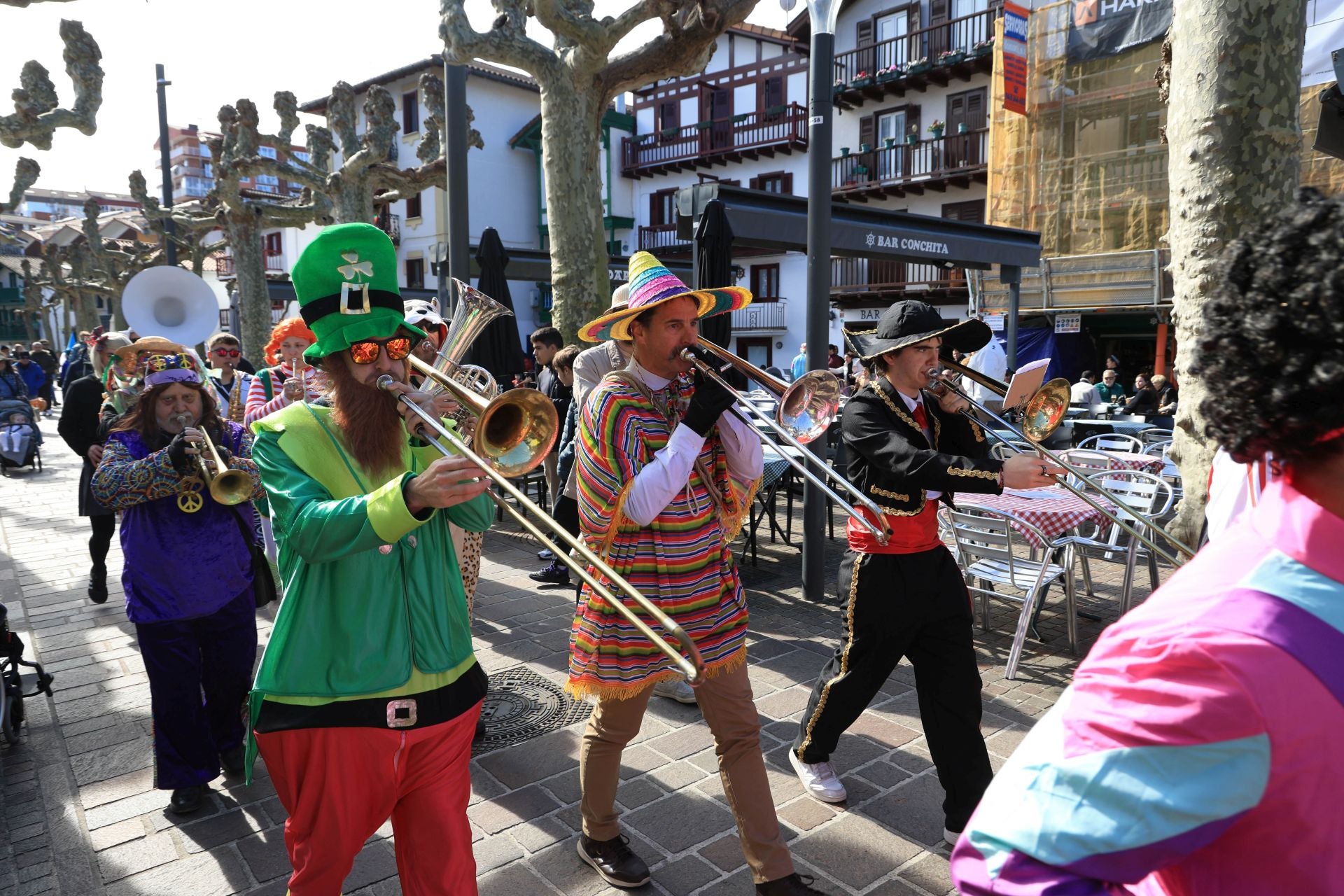 Cuadrillas y familias disfrutan de los Carnavales en Hondarribia