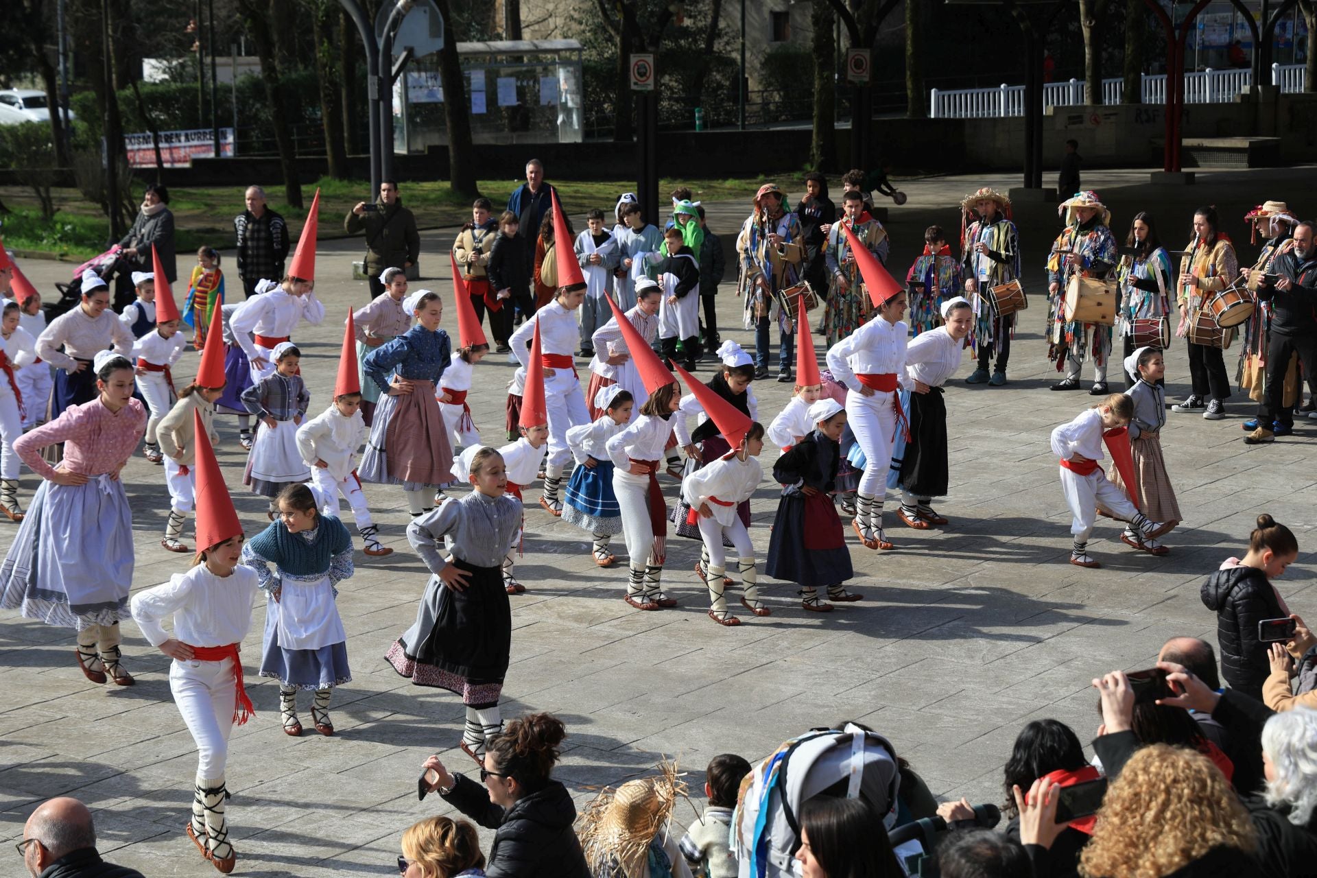 La animada kalejira de Murixka Dantza Taldea, en imágenes
