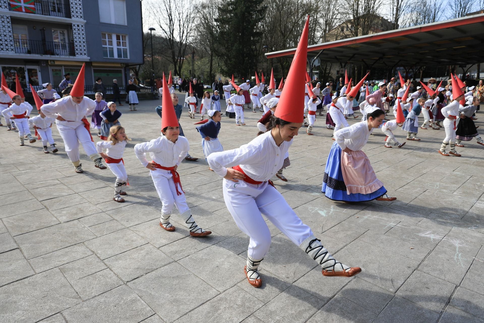La animada kalejira de Murixka Dantza Taldea, en imágenes
