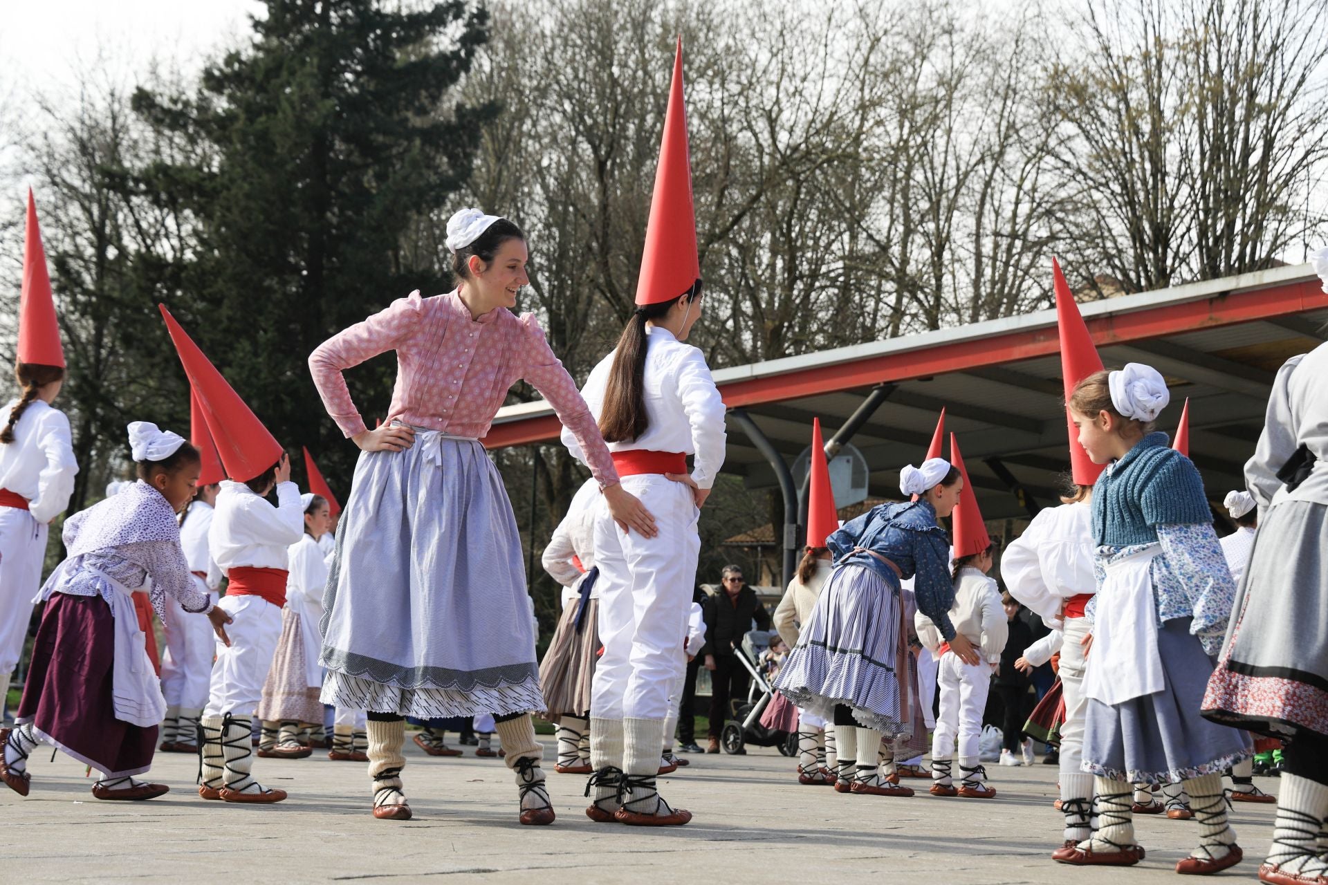 La animada kalejira de Murixka Dantza Taldea, en imágenes