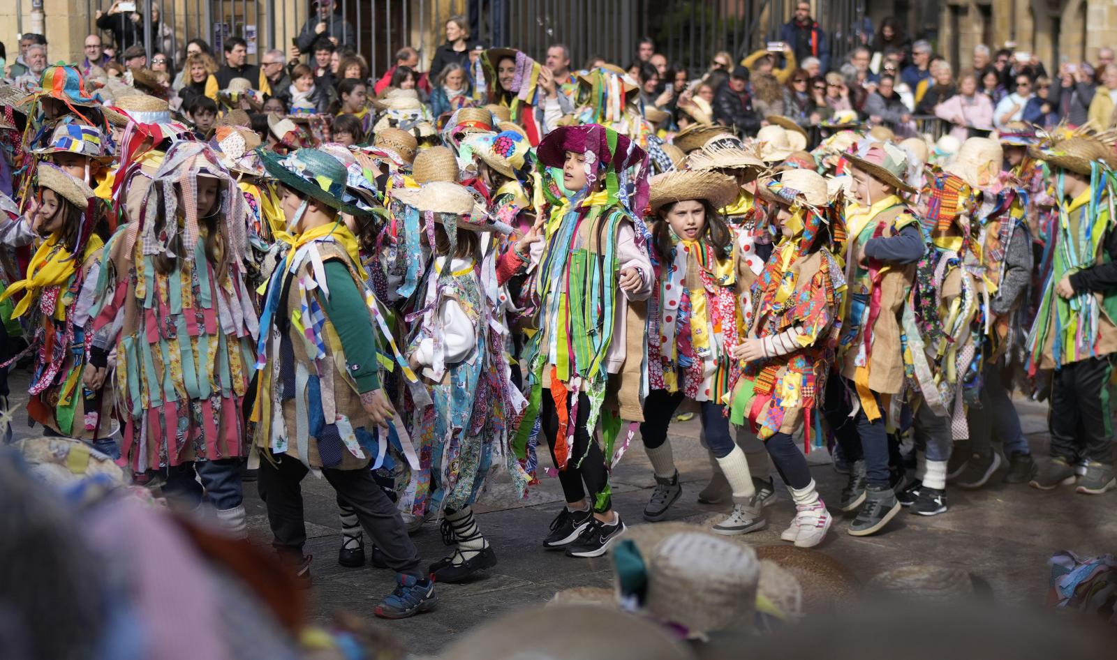 Los txikis de Lezo disfrutan al sol de los Carnavales