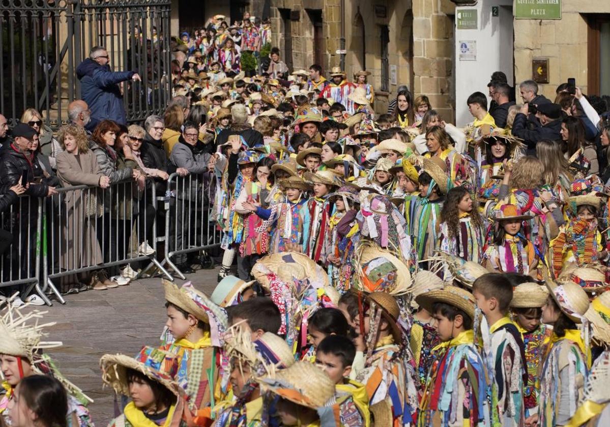 Los txikis de Lezo disfrutan al sol de los Carnavales