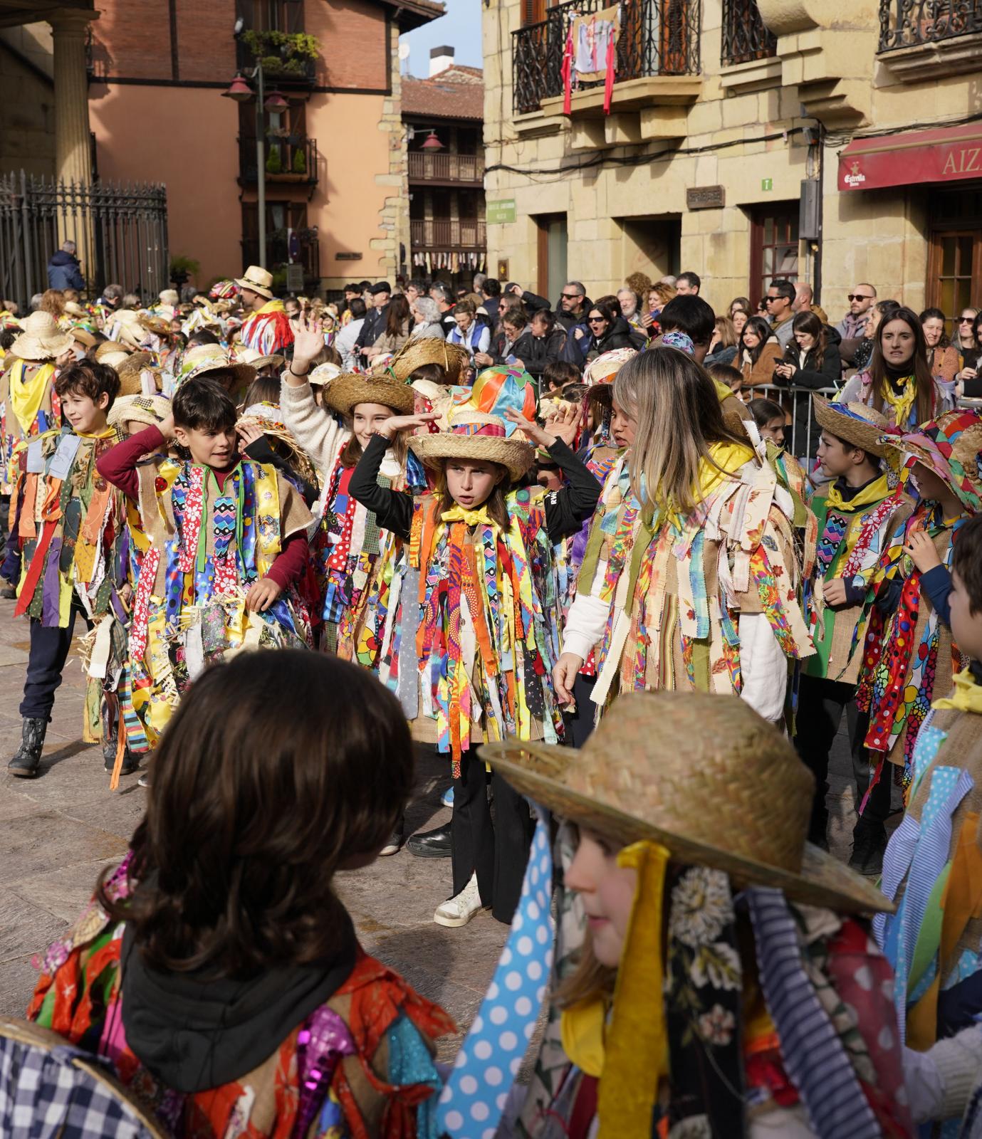 Los txikis de Lezo disfrutan al sol de los Carnavales
