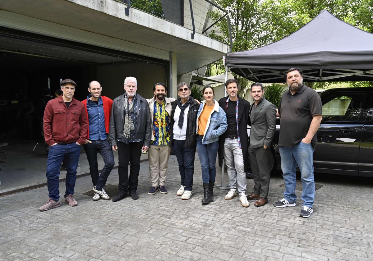 Ron Perlman, con el equipo de 'Ya no quedan junglas adonde regresar'.