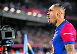 Raphinha celebra un gol con el Barcelona esta temporada