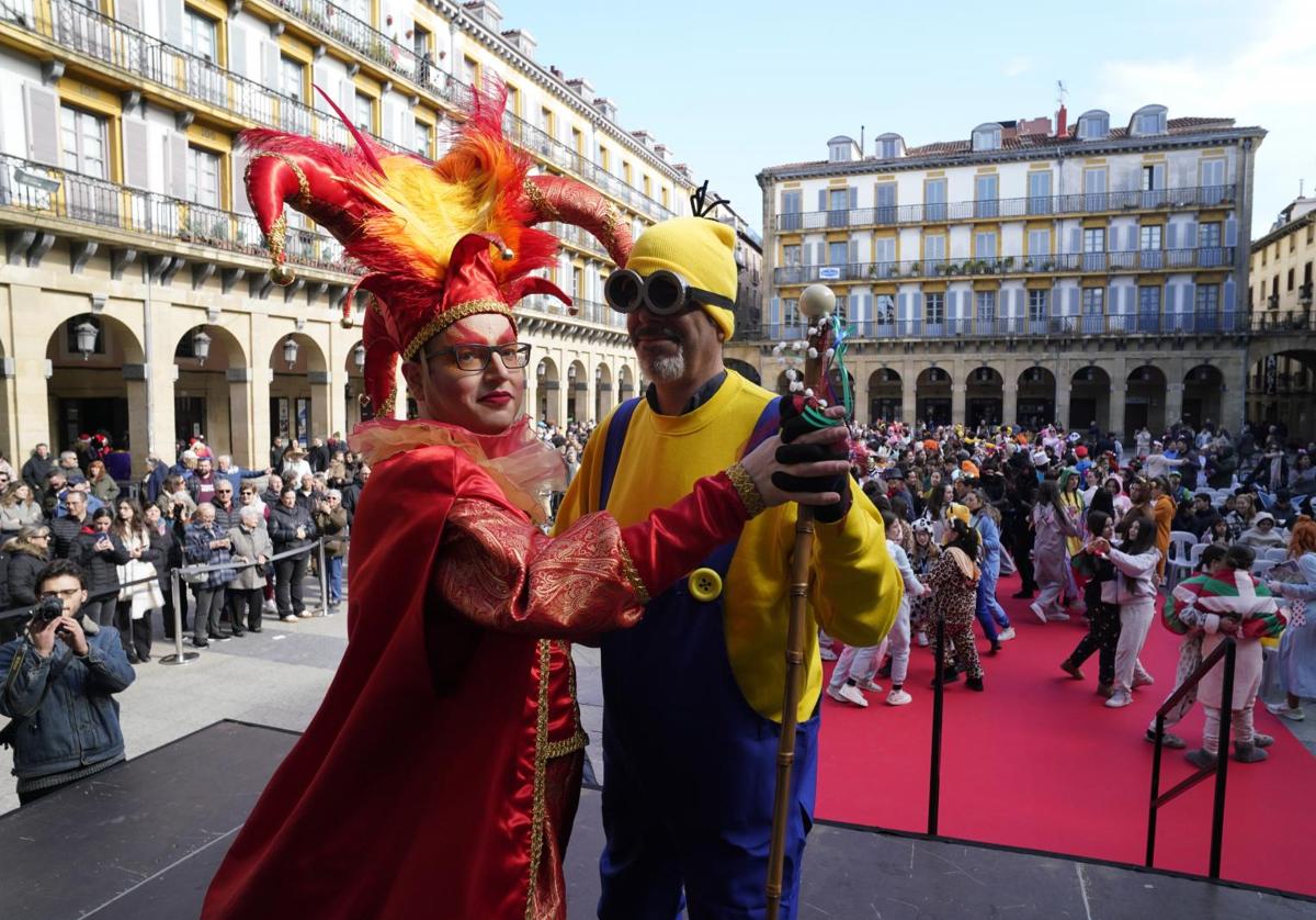 El Dios Momo y el alcalde Eneko Goia bailan en la plaza de la Constitución en 'A las Mañanitas' carnavaleras donostiarras.
