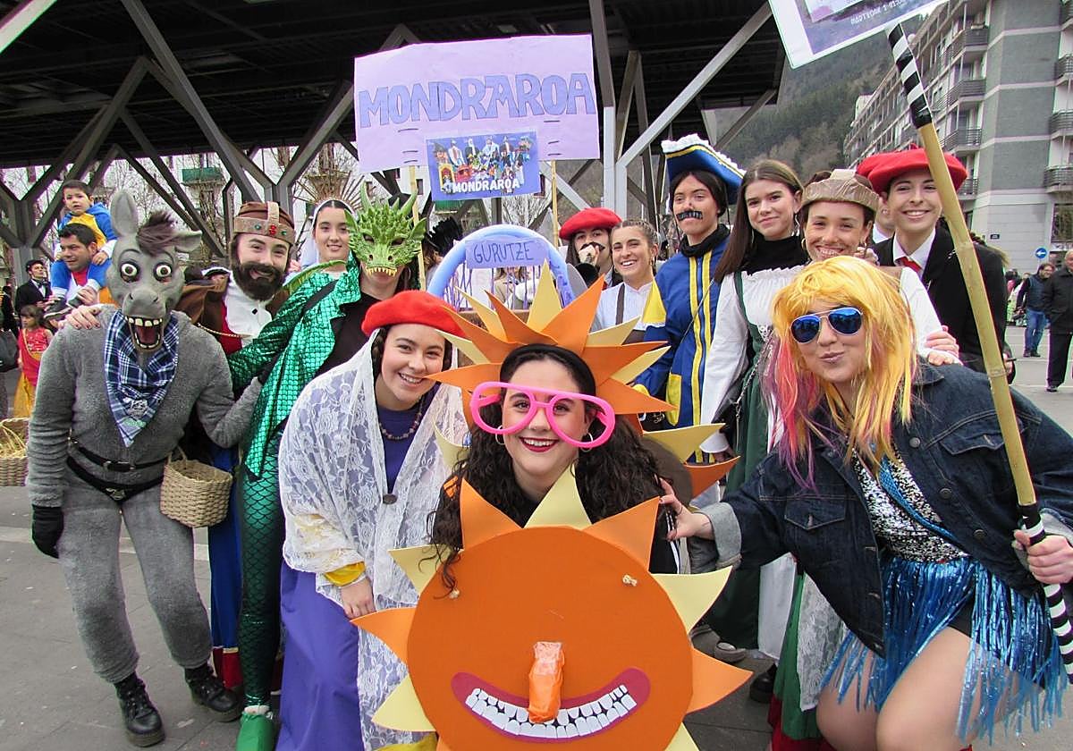 Gran ambiente en el desfile del carnaval de Arrasate