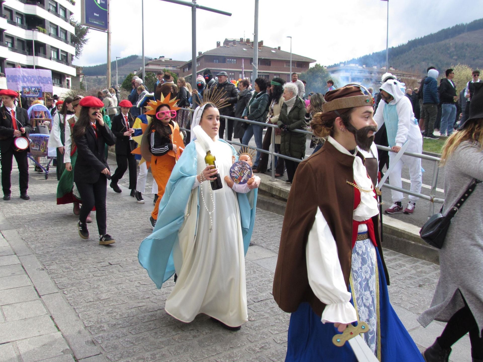 Gran ambiente en el desfile del carnaval de Arrasate