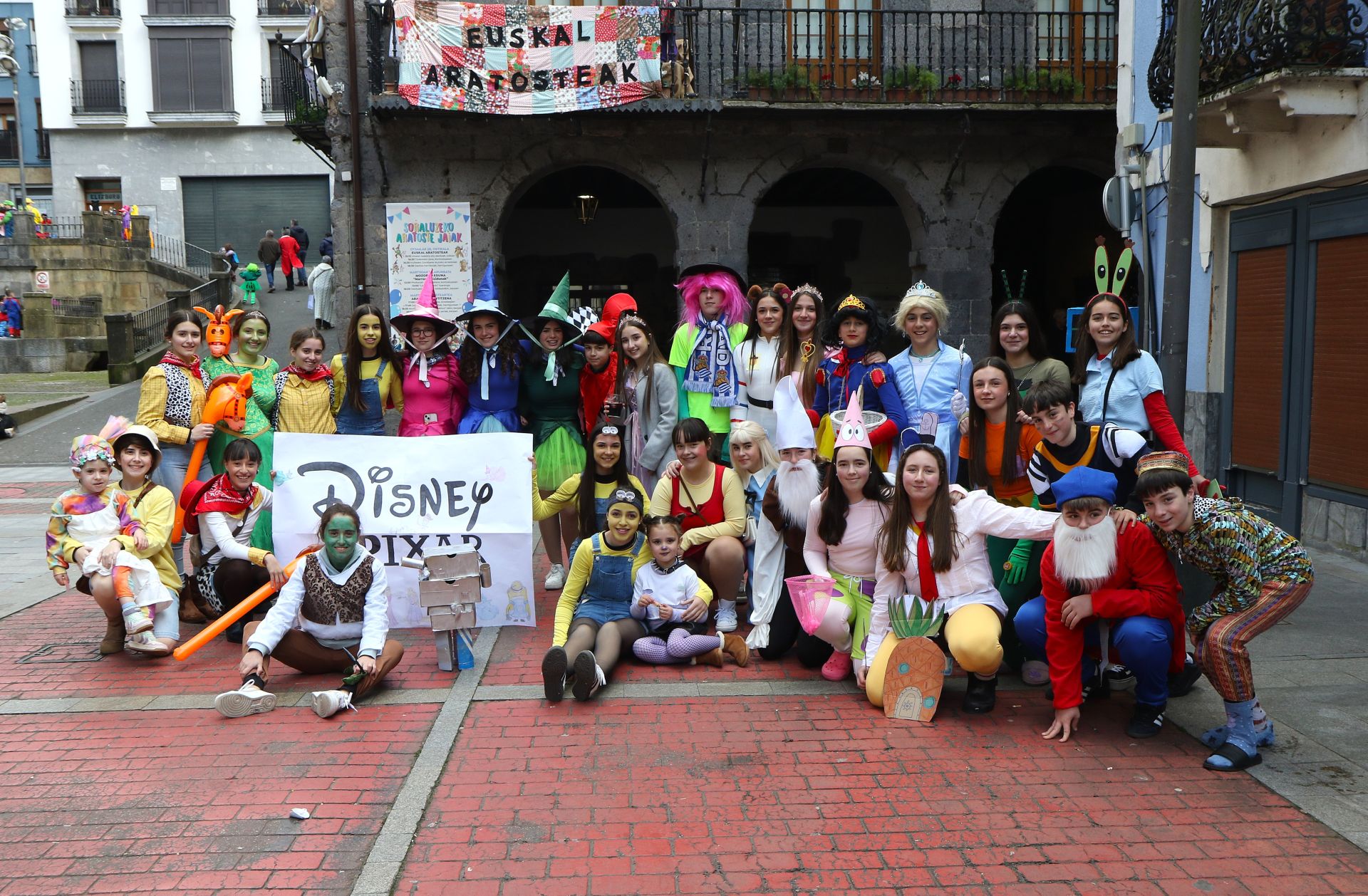 Debabarrena celebra los carnavales en cuadrilla