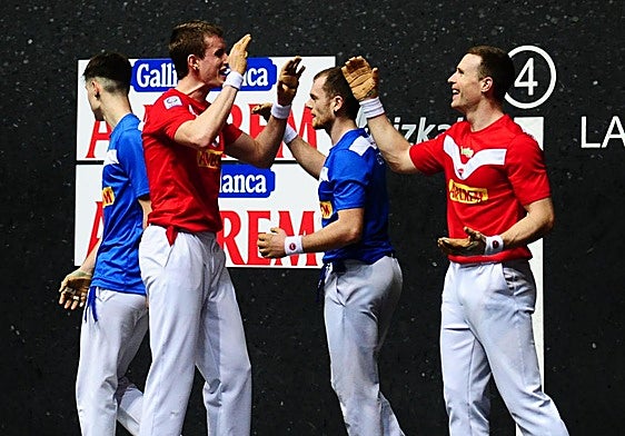 Artola y Mariezkurrena se felicitan tras lograr el primer tanto de la liguilla de semifinales en el Bizkaia ante Laso e Iztueta.