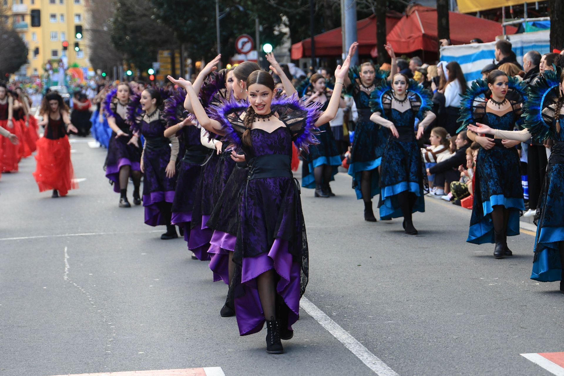 Los irundarras llenan las calles de color y alegría