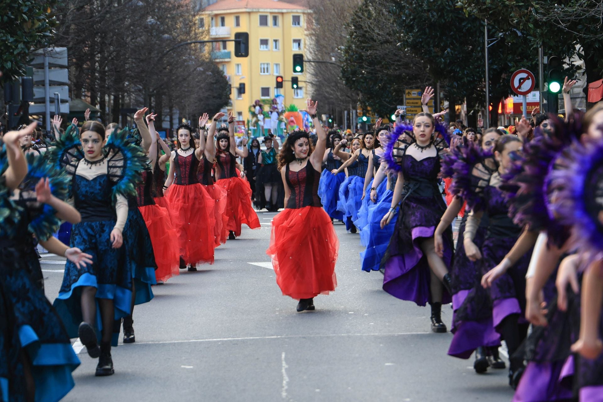 Los irundarras llenan las calles de color y alegría