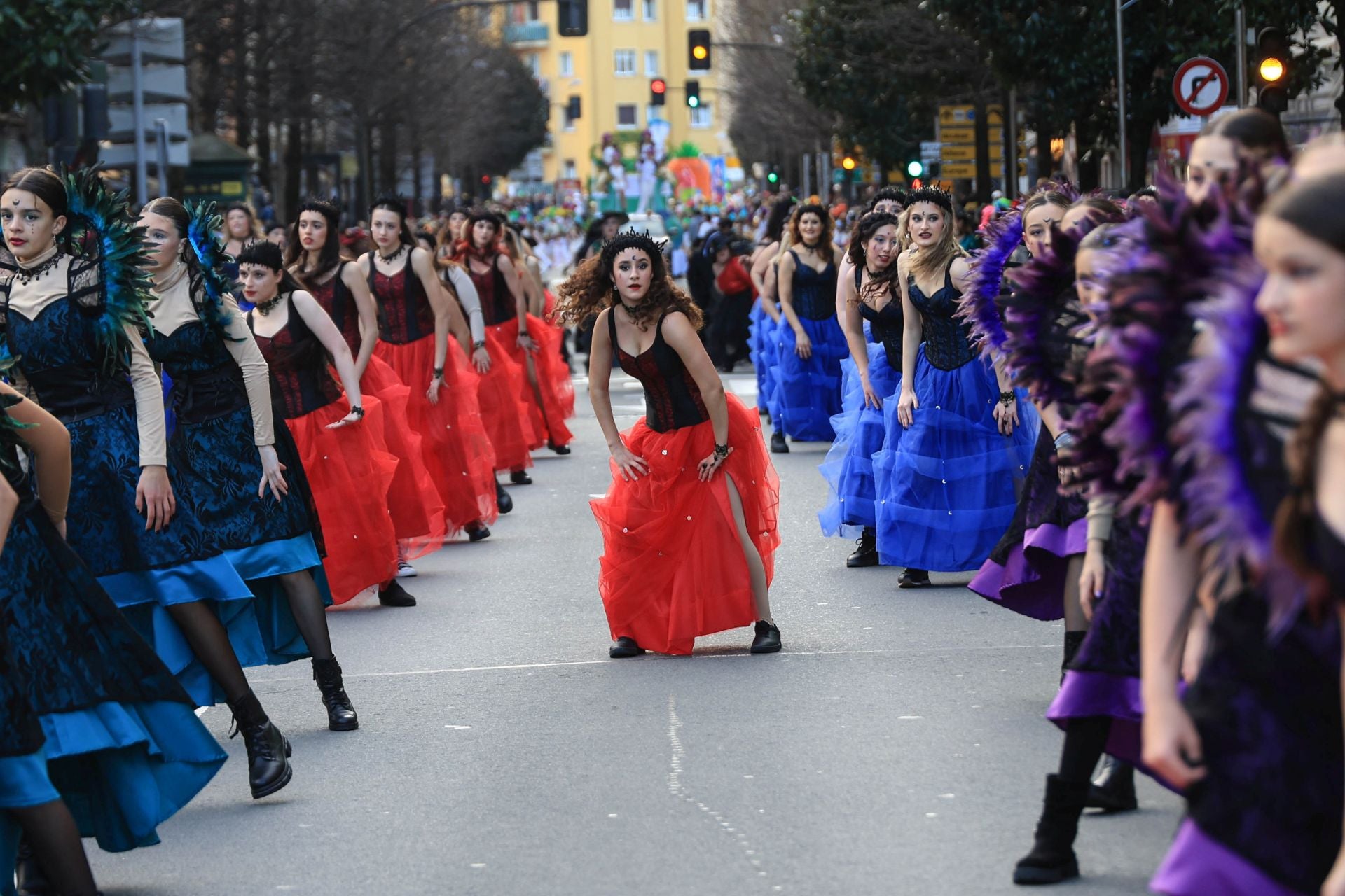 Los irundarras llenan las calles de color y alegría