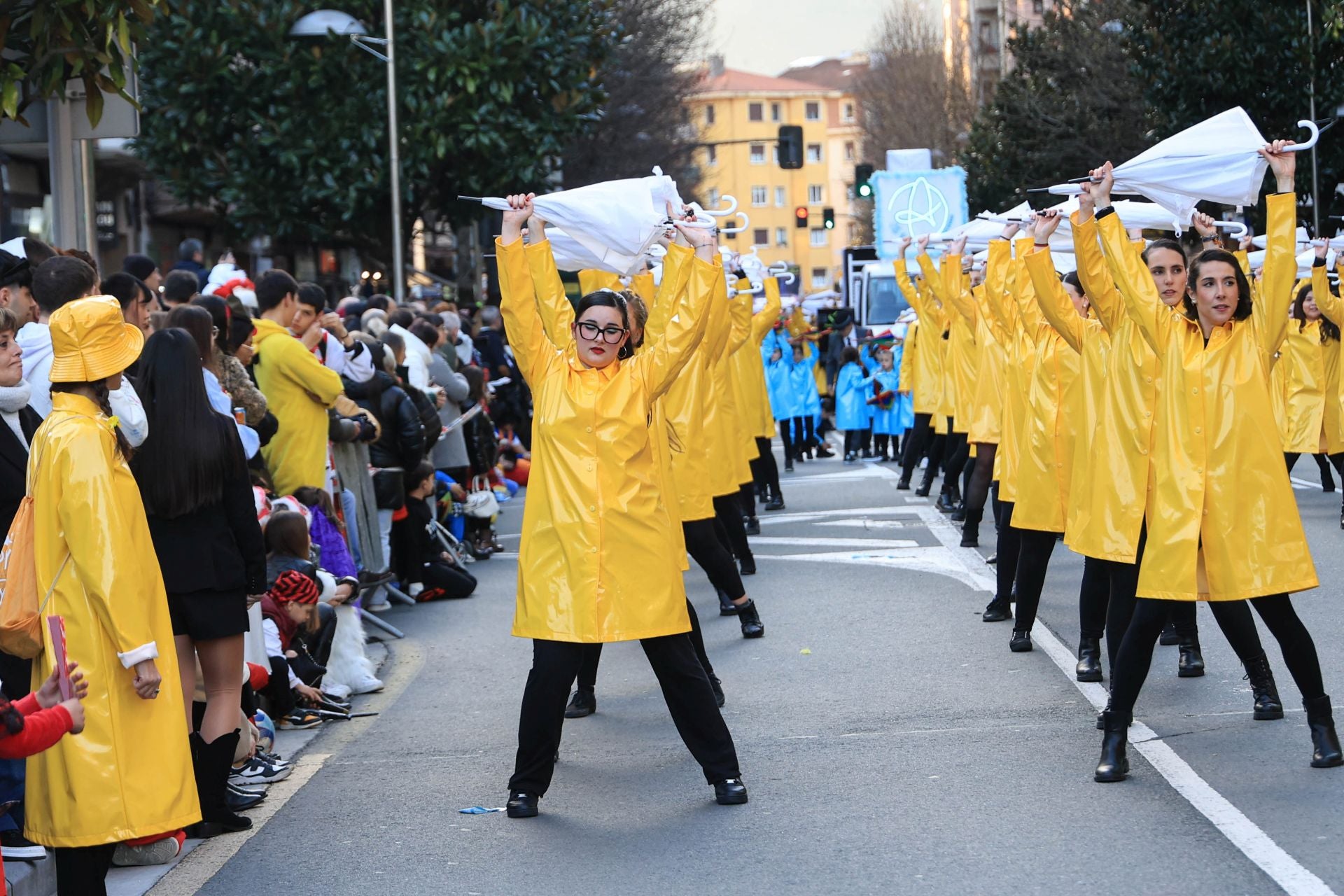 Los irundarras llenan las calles de color y alegría