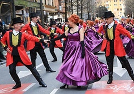 Los irundarras llenan las calles de color y alegría