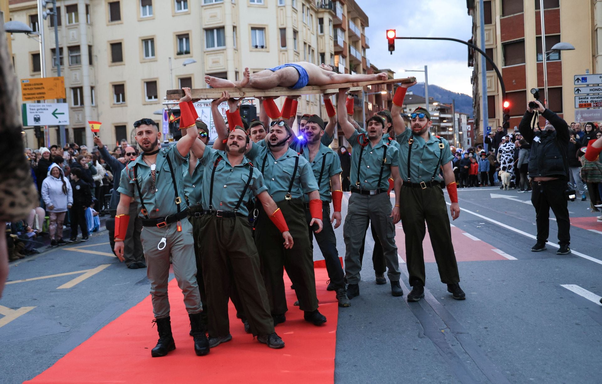 Los irundarras llenan las calles de color y alegría