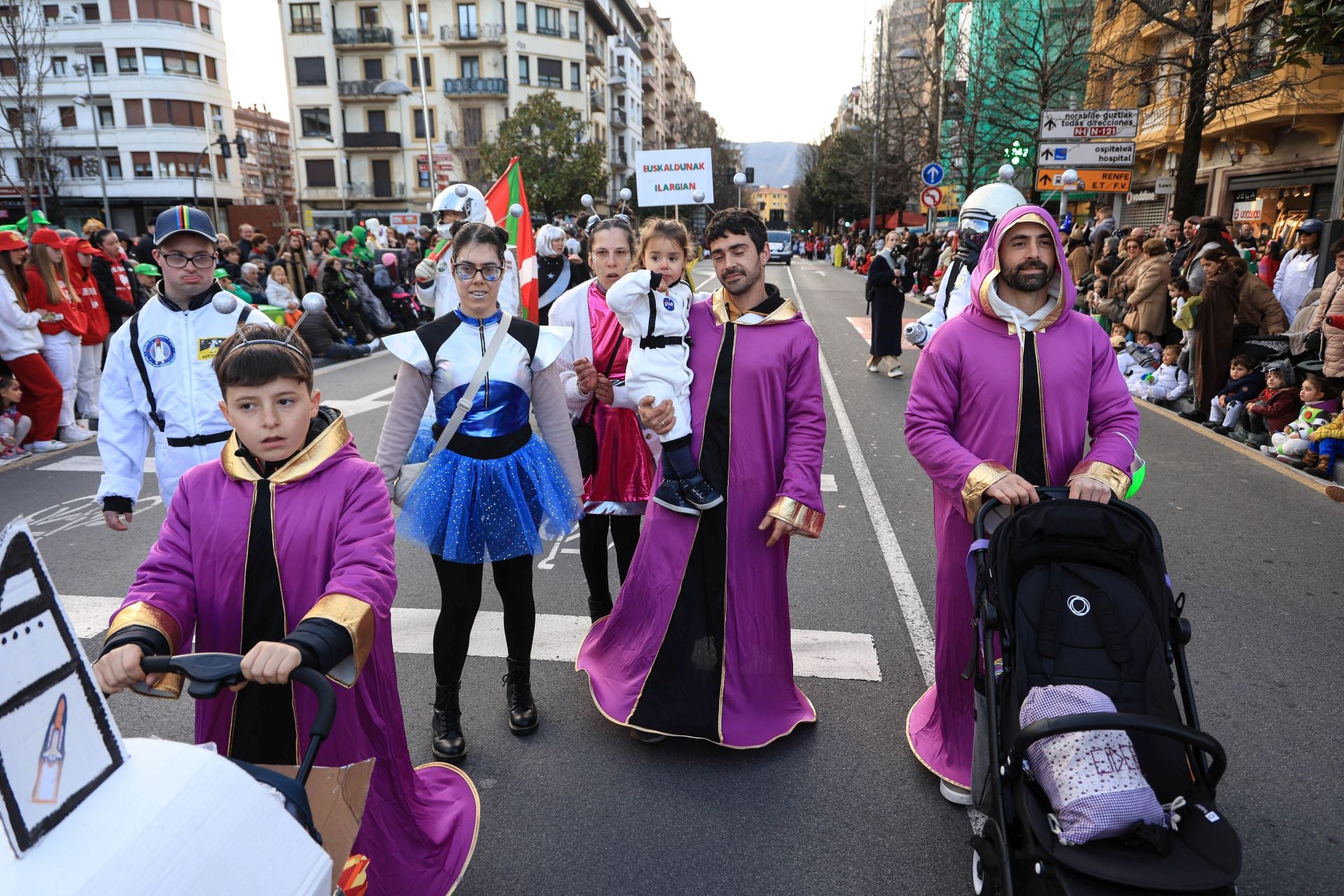 Los irundarras llenan las calles de color y alegría