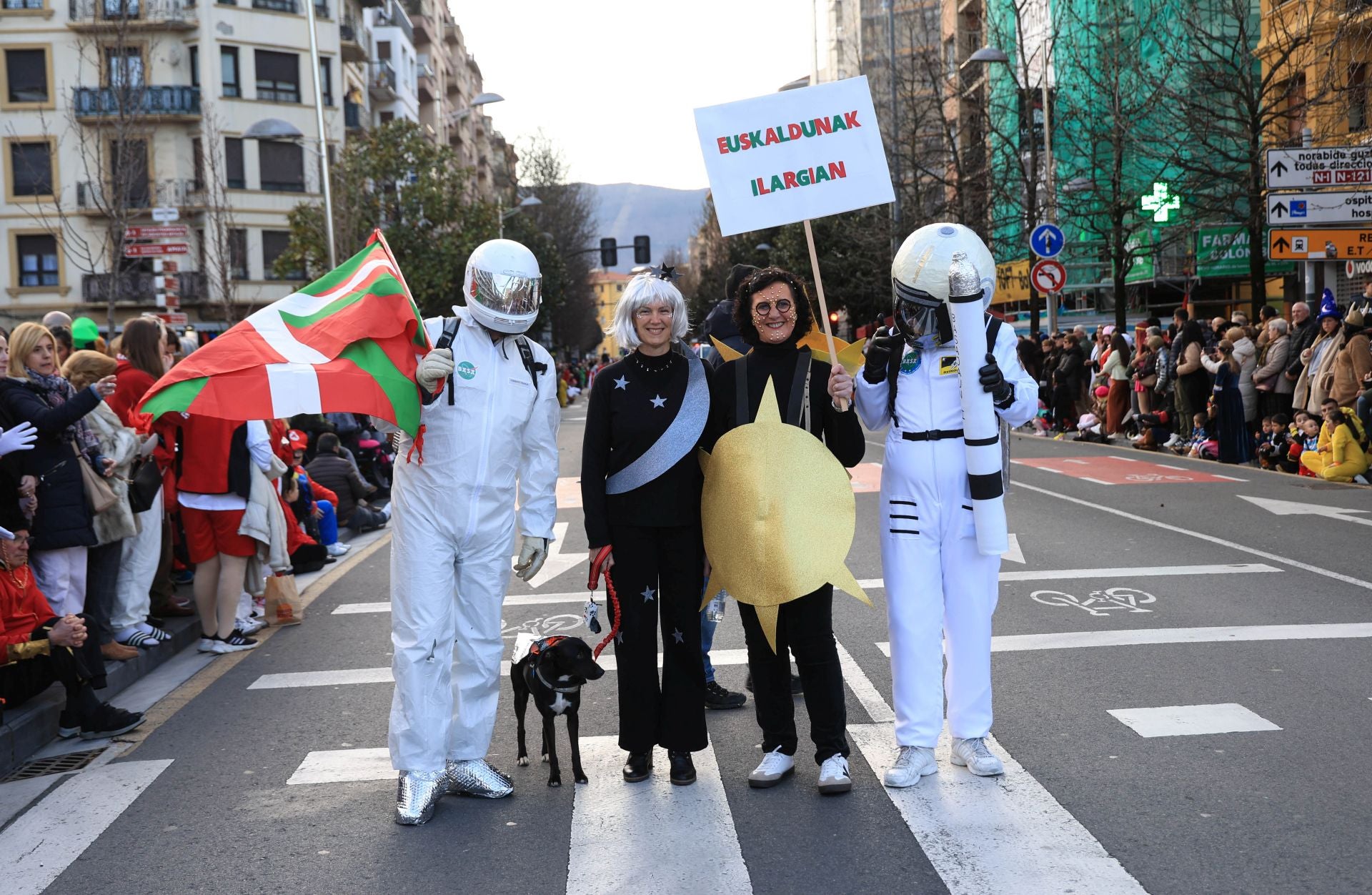 Los irundarras llenan las calles de color y alegría
