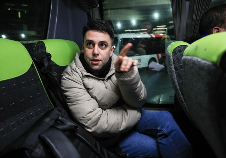 Juan Hernández, sentado en la última fila del Alsa que le lleva a Donostia, relata sus motivos para no coger el tren.