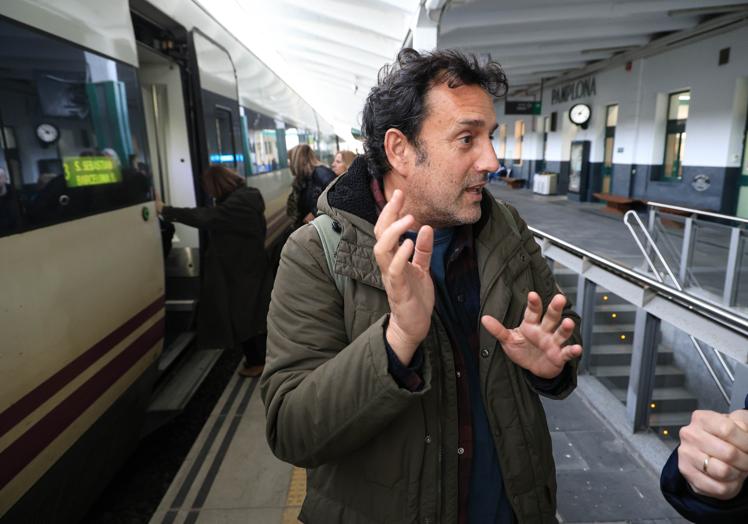 Iván del Campo, único viajero del Alvia que se baja en Pamplona tras subirse en Zumarraga, explica su viaje.