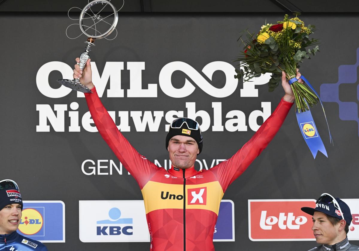 Waerenskjold celebra su triunfo en la Omloop Het Nieuwsblad.