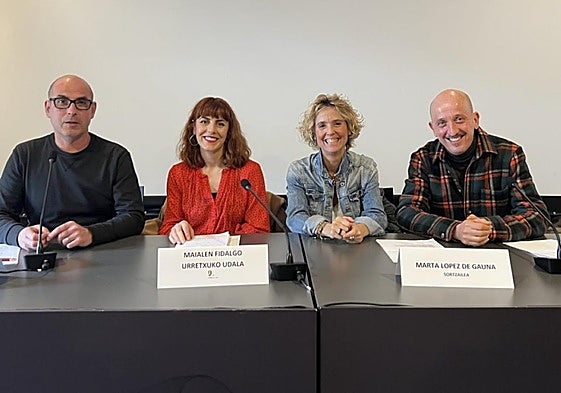 Iker Zinkunegi, de Arteria, la edil Maialen Fidalgo, Marta López de Gauna y Andoni Salamero en la reciente presentación del proyecto.
