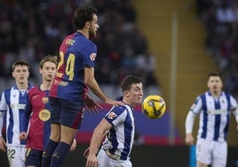 Eric García disputa un balón aéreo con Mariezkurrena.