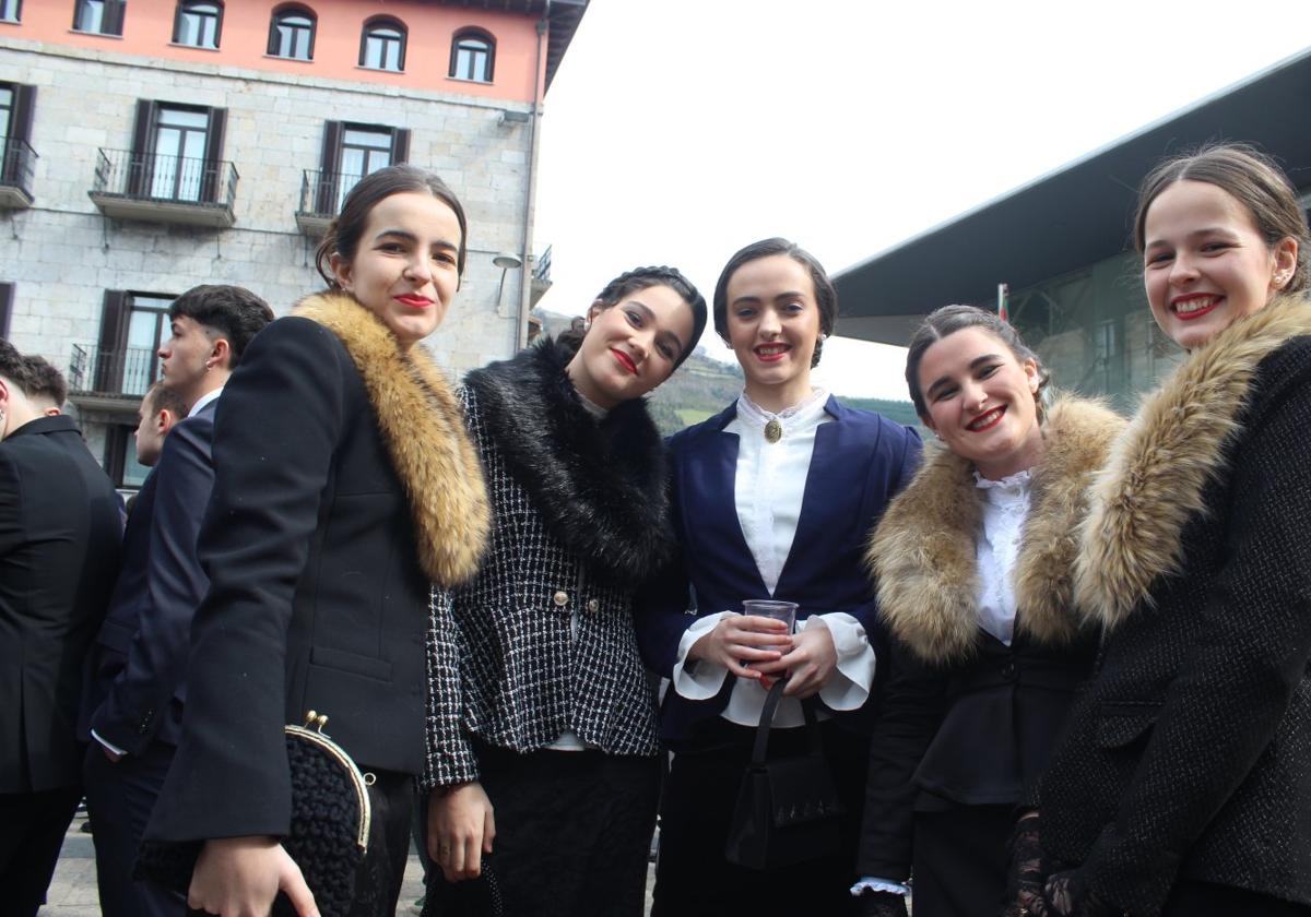 Un grupo de jóvenes sonríe a la cámara en las primeras horas de la fiesta con una de las citas más importantes del año, el Carnaval.
