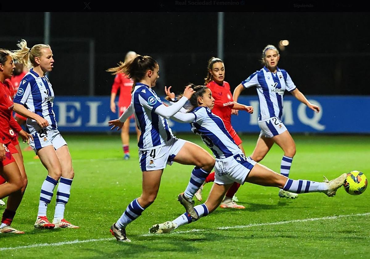 Guridi llega a tocar con la puntera dentro del área en posición acrobática, este domingo en Zubieta.