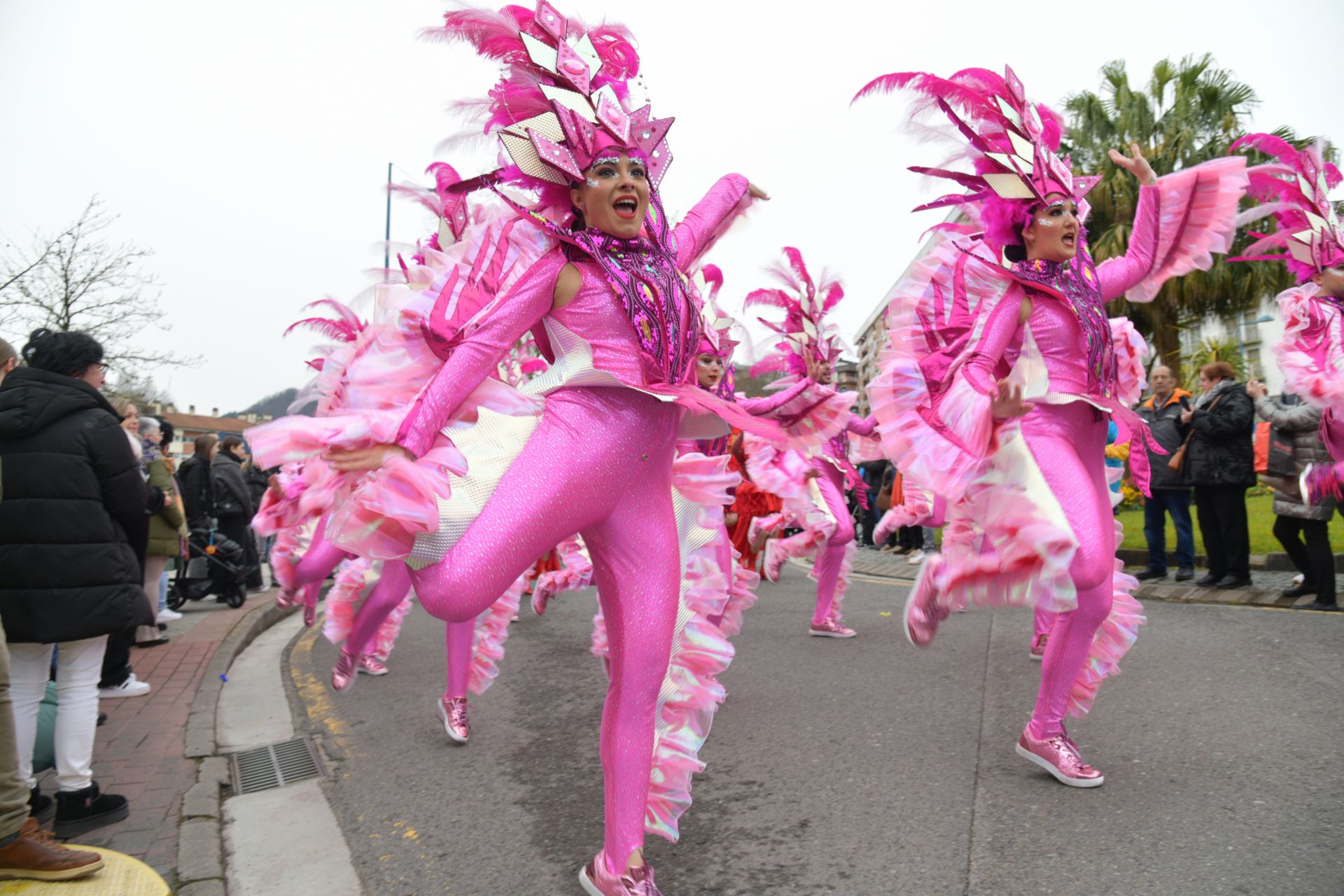 El colorido desfile de comparsas en Errenteria