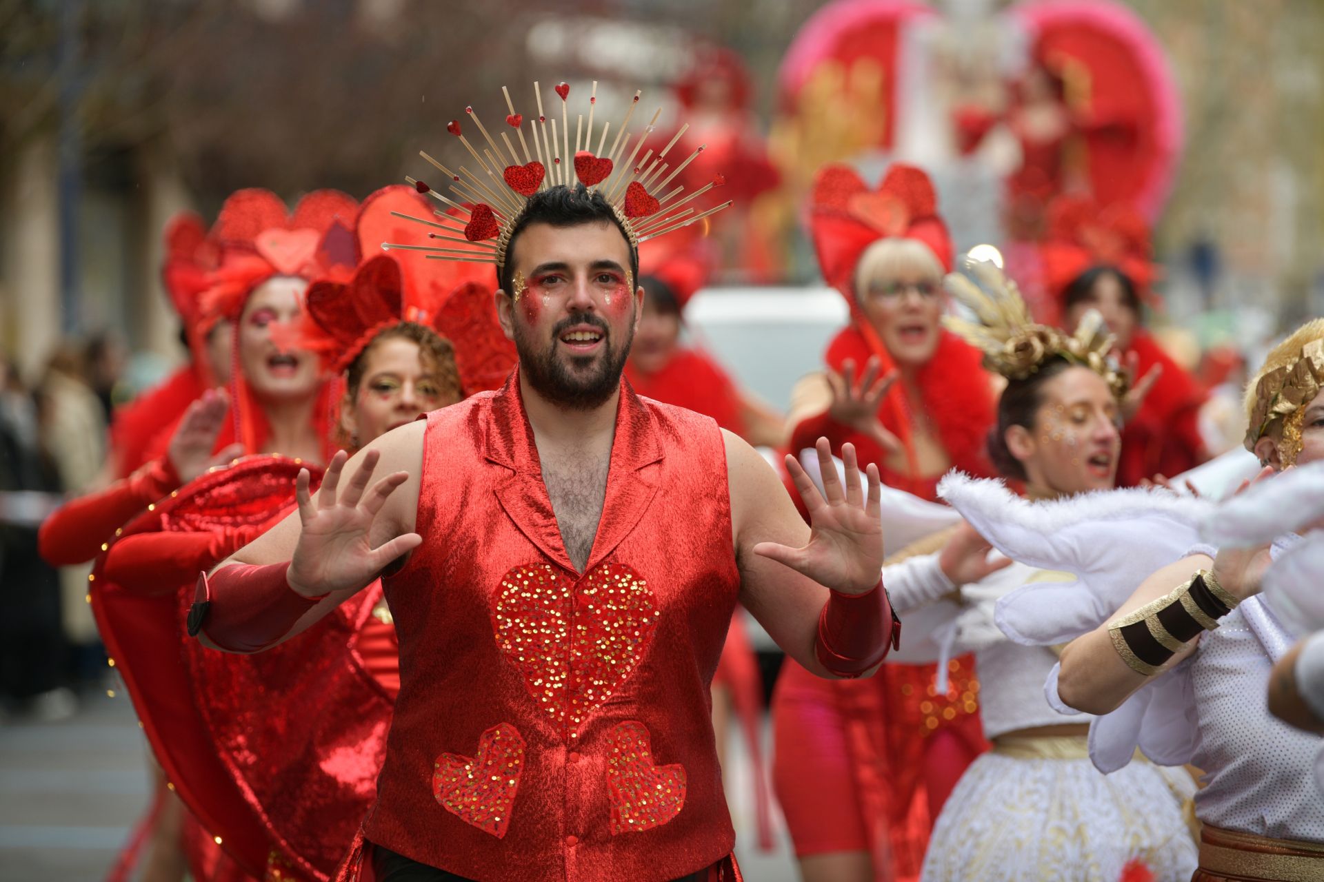 El colorido desfile de comparsas en Errenteria