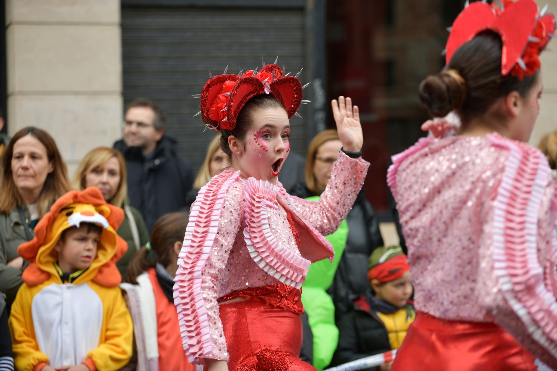 El colorido desfile de comparsas en Errenteria