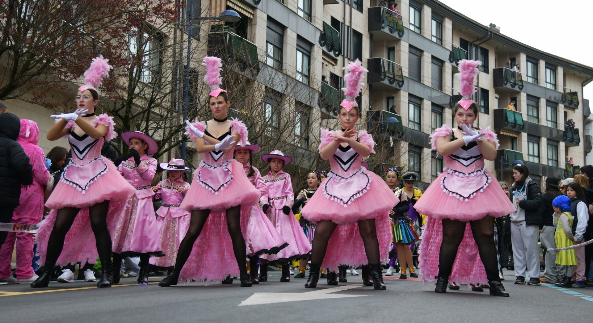 El colorido desfile de comparsas en Errenteria