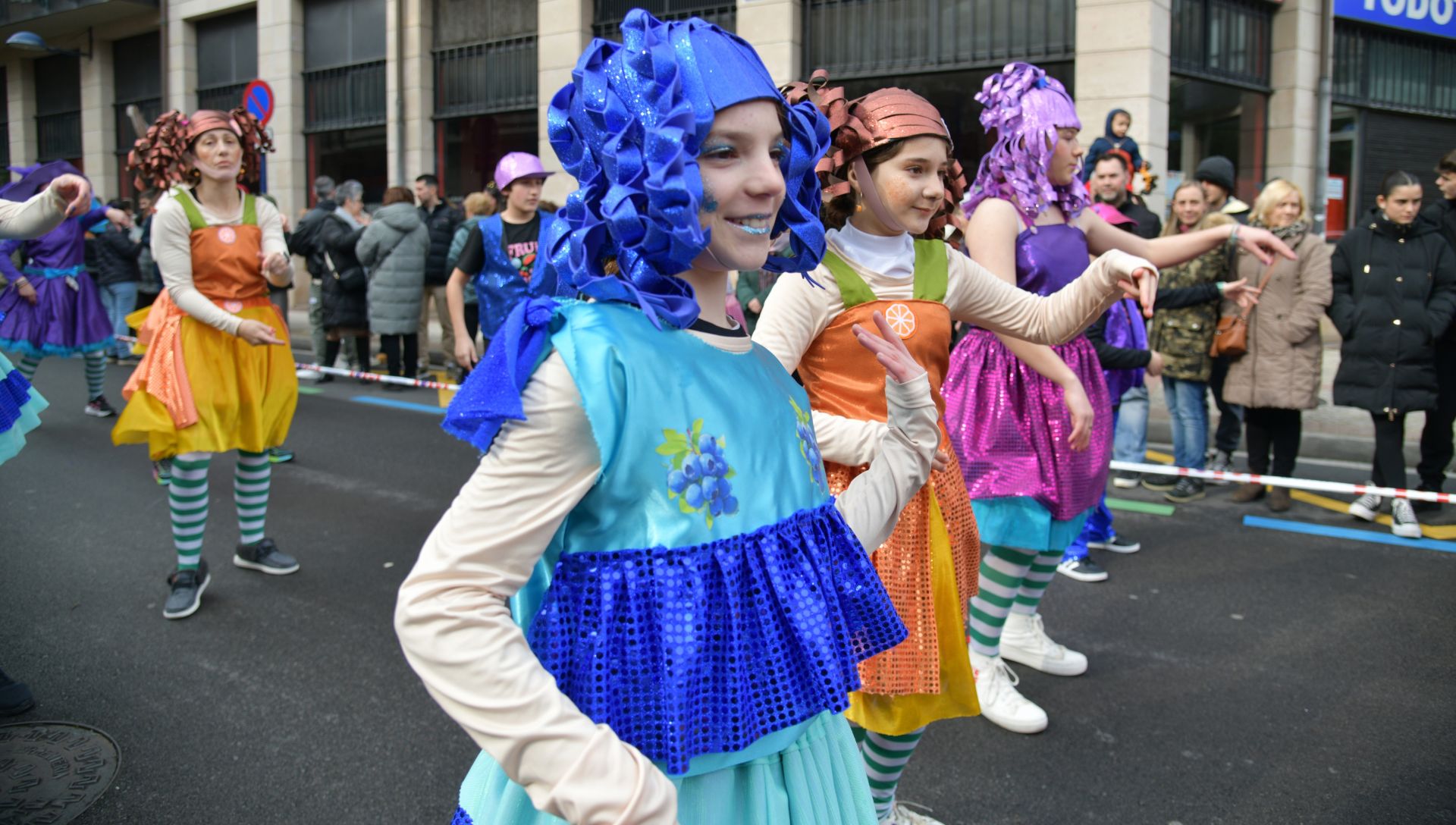 El colorido desfile de comparsas en Errenteria