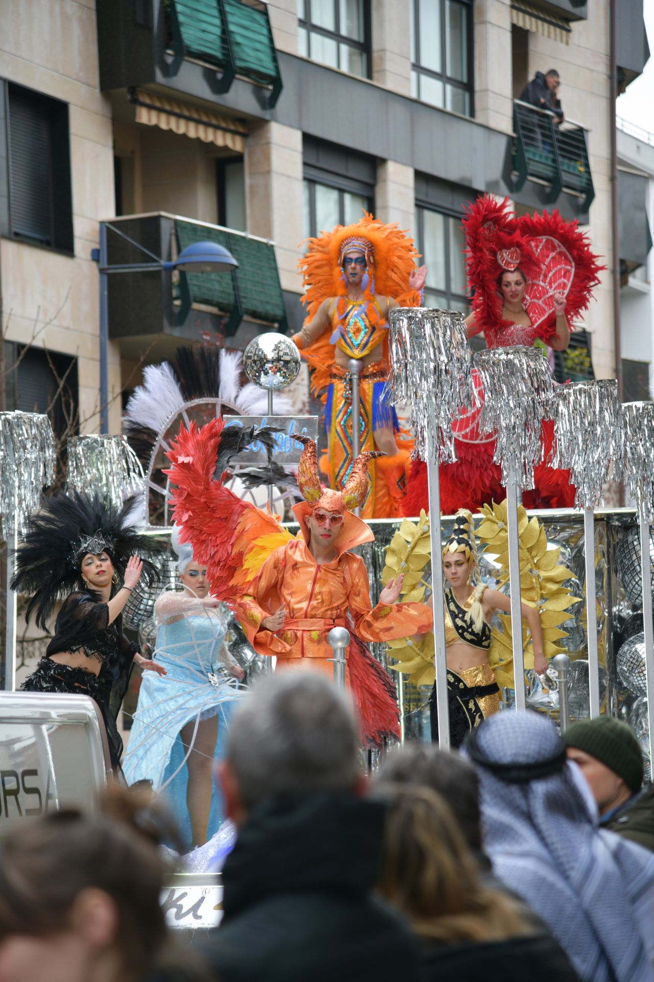 El colorido desfile de comparsas en Errenteria