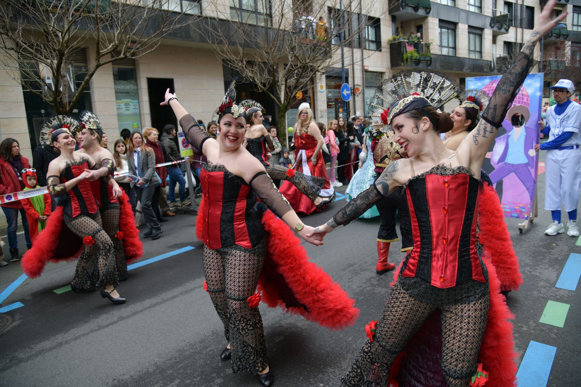 El colorido desfile de comparsas en Errenteria