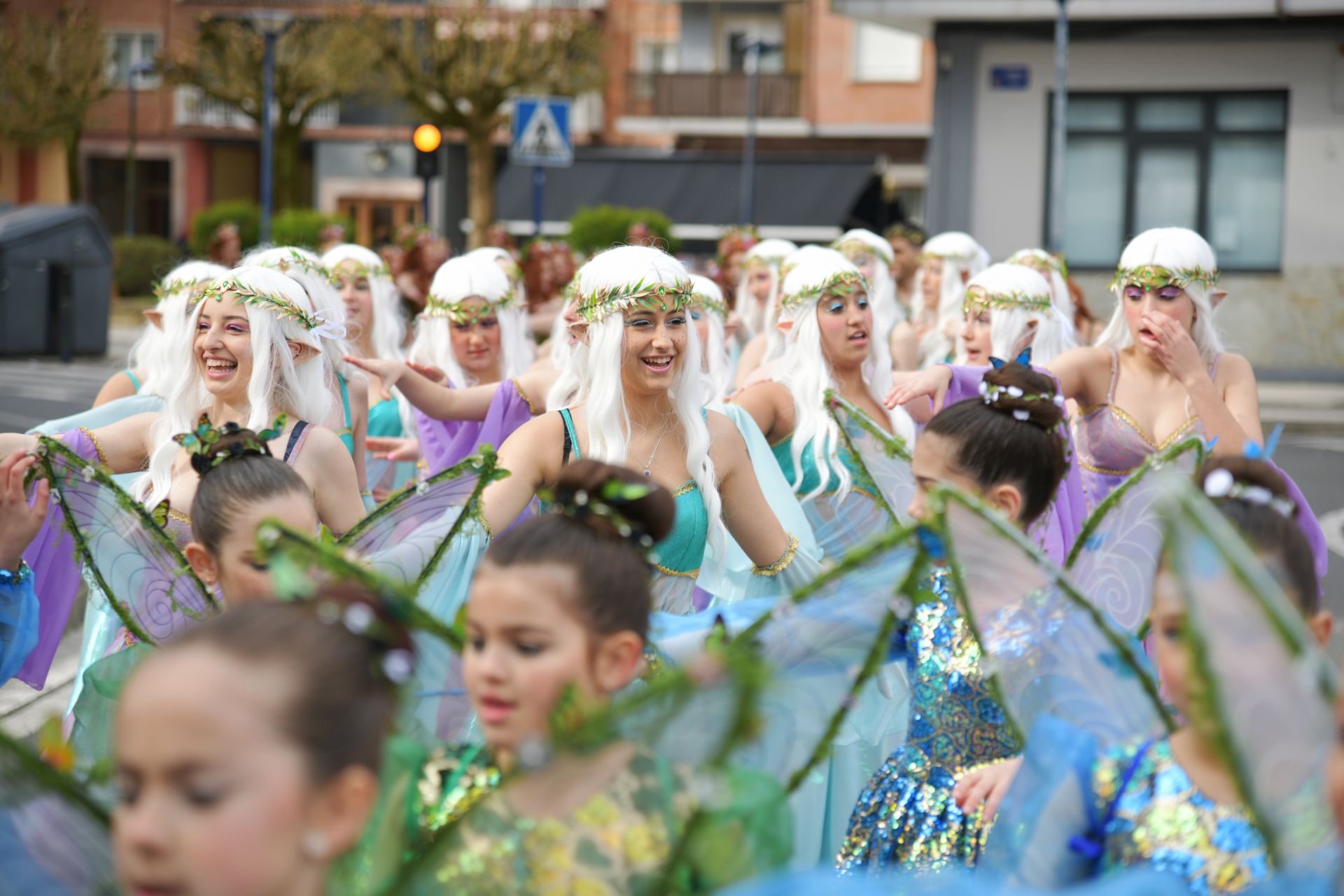 El colorido desfile de comparsas en Errenteria