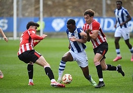 Ochieng durante un duelo ante dos jugadores del Bilbao Athelic