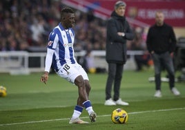 Hamari Traoré realiza un pase en horizontal, este domingo en Montjuic.